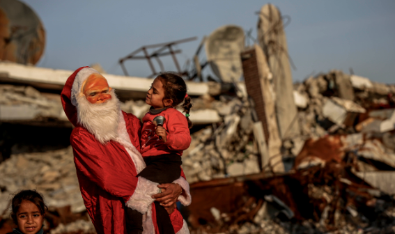 بابانوئل در میان خرابه‌های غزه