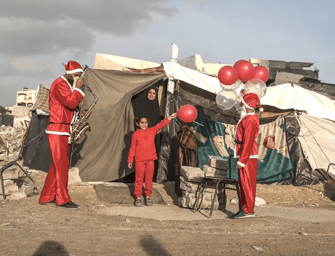 بابانوئل در میان خرابه‌های غزه