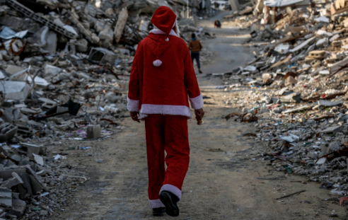 بابانوئل در میان خرابه‌های غزه
