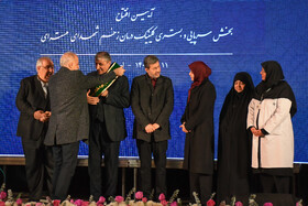 تقدیر از محمد اسلامی، معاون رئیس جمهور و رئیس سازمان انرژی اتمی کشور در حاشیه آیین راه‌اندازی و بهره‌برداری از بزرگ‌ترین کلینیک درمان زخم کشور - اصفهان