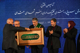 تقدیر از محمد اسلامی، معاون رئیس جمهور و رئیس سازمان انرژی اتمی کشور در حاشیه آیین راه‌اندازی و بهره‌برداری از بزرگ‌ترین کلینیک درمان زخم کشور - اصفهان