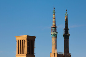 آسمان شهر یزد طی هفته‌ای که گذشت در اکثر روزها به دلیل سکون نسبی دما همراه با انباشت آلاینده‌ها و طوفان گرد و خاک همراه بود.