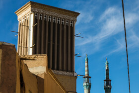 قطعاً توسعه صنعتی لازمه رشد اقتصادی استان بوده است،اما مشکل اصلی تمرکز  و بارگذاری بخش زیادی از صنایع استان در محور عقدا – مهریز است که یکی از عوامل تشدید کننده آلودگی هوا در استان شده است.