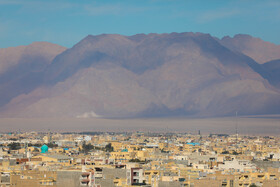 شعاع دید در شهر یزد در روزهای طوفانی به زیر دو هزار متر و در روز های آلوده شاخص آلایندگی هوا به مرز بسیار خطرناک رسید.