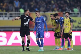 تساوی سپاهان و استقلال در نیمه نخست/ پنالتی آسانی و گل‌به‌خودی آشورماتوف