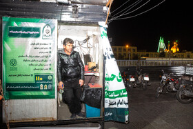 محمد نوبهاری - 55 ساله - 2 فرزند - متصدی پارکینگ موتور در حاشیه حرم مطهر حضرت فاطمه معصومه(س) - در گذشته مشغول به فعالیت در تاسیسات فنی کارخانه بودم و به دلیل جراحی قلب و قرار دادن باطری در قلب از انجام کارهای سنگین منع شده و بدون بازنشستگی و بیمه در این پارکینگ تا پاسی از شب با حقوق 8.5 میلیون تومان به سختی زندگی خانواده را تامین می‌کنم.