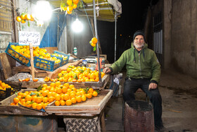 صفی الله صفرپور - 67 ساله - 7 فرزند - میوه فروشی سنتی - در گذشته نانوایی کار می‌کردم و تقریبا 40 سال است که به میوه فروشی مشغولم. الحمدالله درآمد روزانه معاش و به اصطلاح بخور و نمیر داریم ولی مدتی است یارانه ام قطع شده، کالا برگ هم به من نمی‌دهند و با این شرایط زندگی سخت تر می‌گذرد. از ابتدا هم اقدامی برای بازنشستگی نکردم و همینک در جواب می‌گویند بالای 60 سال بازنشستگی تعلق نمی‌گیرد. از بچه ها هم توقعی نیست اگر زرنگ باشند زندگی خودشان را می‌گذرانند.