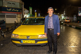 زین العابدین قربان زاده - 58 ساله - 3 فرزند - راننده تاکسی در مرکز شهر - در گذشته کاسب بودم و متاسفانه در آن شغل ورشکست شدم و قریب به 10 سال است که راننده تاکسی هستم. با روزی 10 ساعت کار زندگی به سختی می‌گذرد نه اینکه بگویم فقیر هستم ولی خوب در این وضعیت اقتصادی با فرسوده شدن تاکسی و درآمد 15 میلیون تومانی در ماه، به سختی گذران زندگی می‌کنیم. همینک نیز یک دختر در خانه و یک پسرم هم نامزد کرده است و فرزند بزرگترم در حال پرداخت ودیعه‌های مسکن ملی است که نیمی از آن را من کمک می‌کنم تا پرداخت کند.