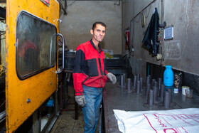 اسماعیل غنی پاک - 43 ساله - 2 فرزند - کارگر کارخانه - در گذشته نیروی مرکز تعویض روغن بودم که به دلیل تعدیل نیرو از آن کار خارج شده و 2 سال است که در این کارخانه مشغول به فعالیت هستم. متاسفانه وضعیت بد اقتصادی این روزها، زندگی با حقوق ماهانه 17 میلیون تومان را سخت‌تر کرده است. به طوری که روز اول ماه که حقوق دریافت می‌کنیم، روز سوم ماه مجبور به قرض گرفتن پول از اطرافیان هستیم تا زندگی و معاش تا پایان ماه را مدیریت کنیم.