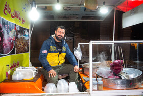 یاسر صدری - 35 ساله - 2 فرزند - لبو و باقالی فروش - 15 سال در همین کار مشغول هستم. زندگی در این روزها به سختی می‌گذرد اما باز شکرگذار خدا هستیم.