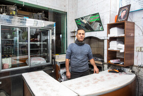 سید جود رضایی - 54 ساله - 5 فرزند - کبابی - 27 سال است که در مغازه‌ای که 55 سال قبل پدرم دایر کرده است با علاقه مشغول فعالیت هستم. معمولا روزانه بین 12 تا 16 ساعت مشغول به کارم. با گران شدن گوشت و کباب قدرت خرید مردم کم شده است، مشتریانی دارم که در گذشته ماهی دو بار مراجعه می‌کردند و این روزها هر سه ماه یکبار برای خرید کباب می‌آیند. شرایط بد اقتصادی میزان و کیفیت مواد خوراکی و مصرفی خانواده‌ها را دگرگون کرده است.