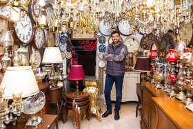 مهدی خدایاری - 43 ساله - 1 فرزند - آیینه، شمعدان و لوستر فروش - 23 سال در این شغل مشغول فعالیتم. به دلیل وارداتی بودن این اجناس، جنس فروخته شده را باید با حدود 30 درصد گران‌تر تهیه کنیم، یعنی در واقع فقط برای خود مالیات و هزینه تراشیده‌ایم. علاوه بر کاهش قدرت خرید مردم، متاسفانه این بی ثباتی بازار و ارز در این روزهای آخر سال و اوج زمان فروش، وضعیت درآمد ما را به شدت پایین آورده است. ما در کنار مردم خوشحال هستیم و این شغل را فقط به خاطر شادی مردم در زمان خرید انتخاب کردم ولی متاسفانه مردم دیگر خوشحال نیستند.