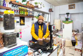 محمد کاظم تکلو - 52 ساله - 2 فرزند - آجیل فروش - تمام فعالیت و اعتبار 20 ساله ما در این شغل، این روزها تا پاسی از شب، جوابگوی وضعیت اقتصادی فعلی را نمی‌دهد. همه آجیل فروش را با پسته، فندق و مغزی‌جات می‌شناسند ولی در شب یلدا امسال حتی 5 کیلو مغزی‌جات نفروختم و بیشتر مردم به دنبال پف‌فیل و چیپس بودند. متاسفانه هر بار خرید اجناس مغازه نسبت به بار قبل افزایش پیدا می‌کند. این روزها از زیارت‌های سالانه یک یا دو بار، تنها زیارت کربلا در اربعین حسینی که از نظر هزینه با حداقل هزینه‌ها انجام می‌شود برایمان میسر است.