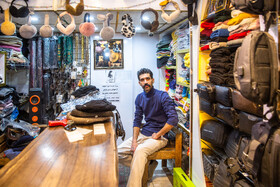 حسینی - 30 ساله - در گذشته کارگر بود و از 1392 مشغول به این فعالیت هستم. در گذشته مردم برای زندگی کردن تلاش می‌کردند و این روزها برای بقا تلاش می‌کنند. مردم دیگر قدرت خرید ندارند وضعیت اقتصادی بد جامعه تعریف قدرت خرید برای مردم را زیر سوال برده است و مردم بالاجبار برای برخی مناسبت‌ها برای تهیه کادو خرید می‌کنند.