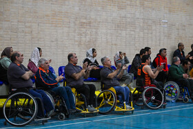 «نیمکت ذخیره» تیم جانبازان فارس و تماشاچیان حاضر در سالن مسابقات لیگ بسکتبال با ویلچر کشور-شیراز