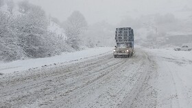 بارش برف و کولاک، تردد در گردنه حیران را مختل کرد