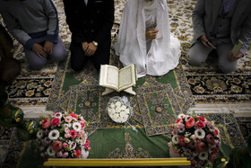 مراسم عقد در حرم رضوی، بدون تشریفات رایج و در کوتاه‌ترین زمان انجام می‌شود.