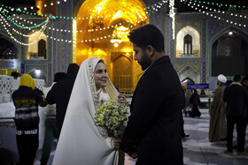 سنت عقد در حرم رضوی، همچنان در میان نسل جوان ادامه دارد.