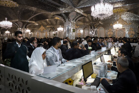 سنت عقد در حرم رضوی، همچنان در میان نسل جوان ادامه دارد.