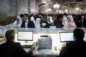 سنت عقد در حرم رضوی، همچنان در میان نسل جوان ادامه دارد.