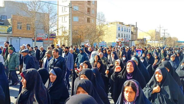 راهپیمایی مردم ملایر در محکومیت هتک حرمت به قرآن و مقدسات برگزار شد