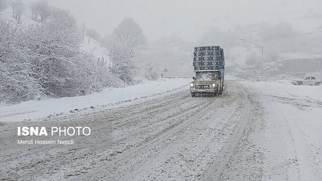 بارش برف و کولاک، تردد در گردنه حیران را مختل کرد