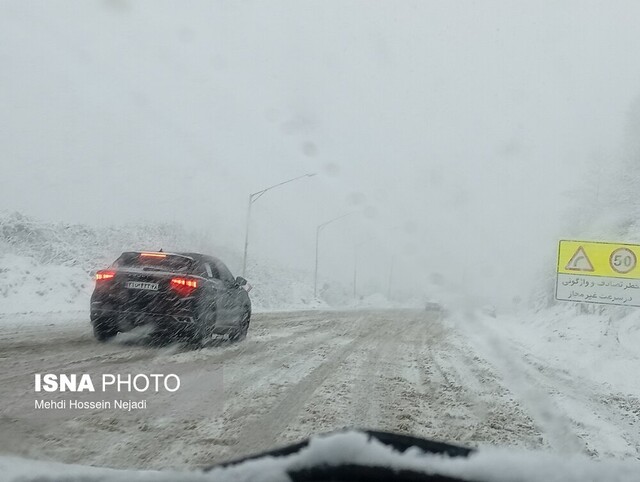 بارش برف و کولاک، تردد در گردنه حیران را مختل کرد