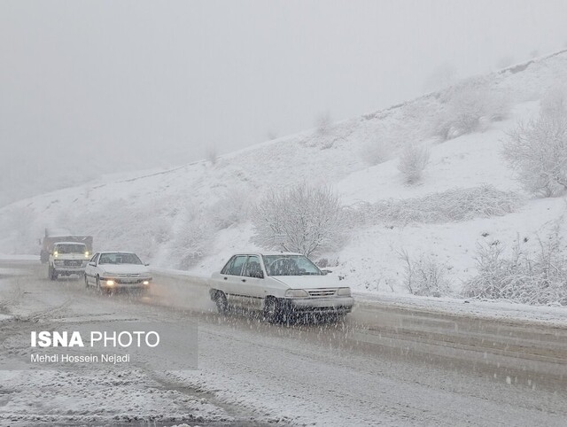 بارش برف و کولاک، تردد در گردنه حیران را مختل کرد