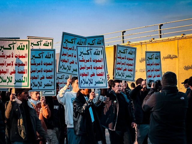 حضور گسترده عراقی‌ها در محل ترور سرداران مقاومت در مسیر فرودگاه بغداد