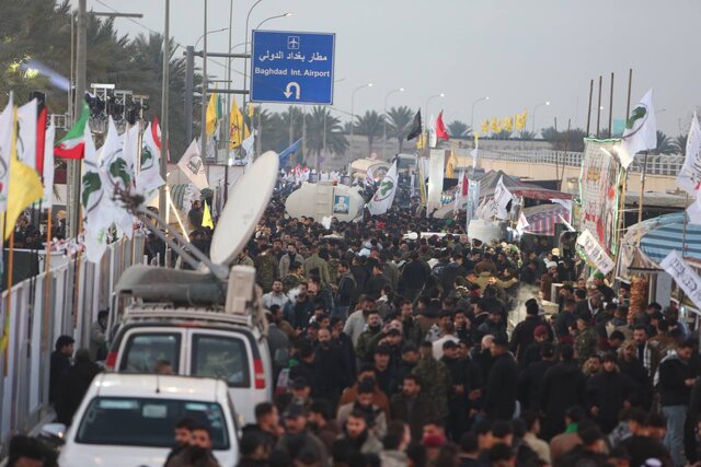 حضور گسترده عراقی‌ها در محل ترور سرداران مقاومت در مسیر فرودگاه بغداد
