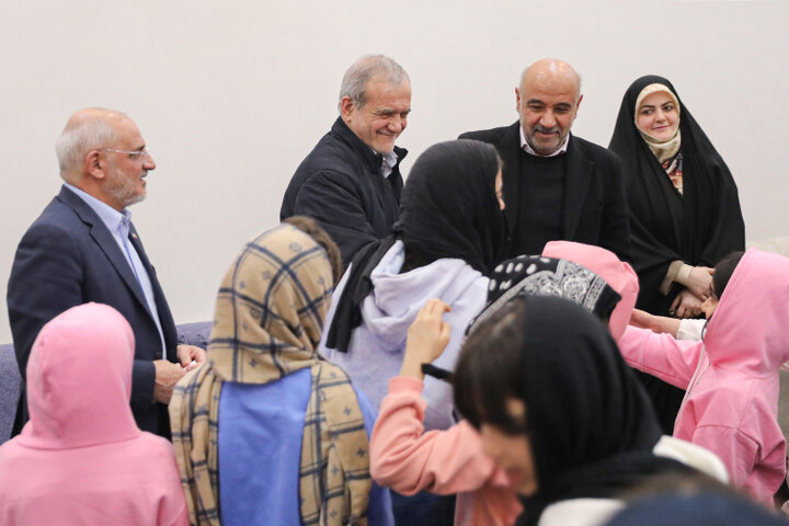 دیدار دکتر پزشکیان با جمعی از کودکان بی‌سرپرست و بدسرپرست در مجتمع «خانه دختران ایران»