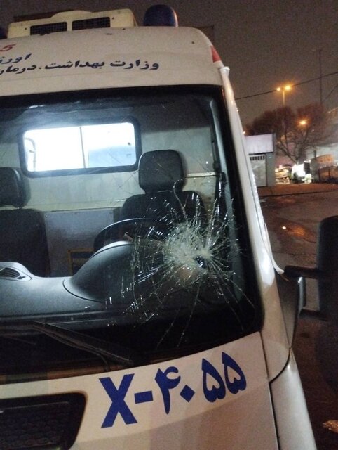 آسیب به آمبولانس توسط " معترضان در پایتخت " 