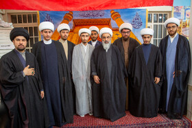 عکس یادگاری طلاب تازه معمم شده با آیت الله فاضل لنکرانی در مراسم عمامه گذاری طلاب در روز میلاد امام علی(ع)