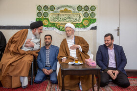 آیت الله ناصر مکارم شیرازی و آیت الله سید احمد خاتمی در مراسم عمامه گذاری طلاب در روز میلاد امام علی(ع)