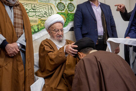 مراسم عمامه گذاری طلاب توسط آیت الله ناصر مکارم شیرازی در روز میلاد امام علی(ع)