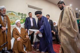 مراسم عمامه گذاری طلاب توسط آیت الله ناصر مکارم شیرازی در روز میلاد امام علی(ع)