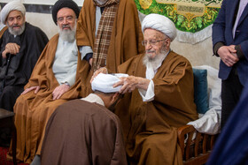 مراسم عمامه گذاری طلاب توسط آیت الله ناصر مکارم شیرازی در روز میلاد امام علی(ع)