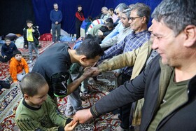 بوسه و قدر دانی از پدران در روز میلاد امام علی (ع) در مراسم معنوی اعتکاف _ بجنورد