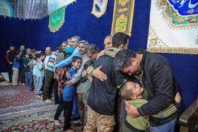 بوسه و قدر دانی از پدران در روز میلاد امام علی (ع) در مراسم معنوی اعتکاف _ بجنورد