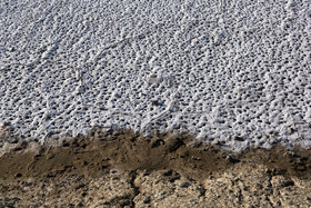 بخش اعظم دریاچه ارومیه به بستر نمکی تبدیل شده و تنها لکه‌هایی محدود از آب باقی مانده است؛ وضعیتی که از آن به‌عنوان یکی از جدی‌ترین بحران‌های زیست‌محیطی کشور در سال‌های اخیر یاد می‌شود.