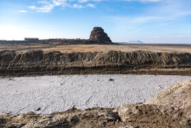 بخش اعظم دریاچه ارومیه به بستر نمکی تبدیل شده و تنها لکه‌هایی محدود از آب باقی مانده است؛ وضعیتی که از آن به‌عنوان یکی از جدی‌ترین بحران‌های زیست‌محیطی کشور در سال‌های اخیر یاد می‌شود.