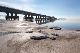 بخش اعظم دریاچه ارومیه به بستر نمکی تبدیل شده و تنها لکه‌هایی محدود از آب باقی مانده است؛ وضعیتی که از آن به‌عنوان یکی از جدی‌ترین بحران‌های زیست‌محیطی کشور در سال‌های اخیر یاد می‌شود.