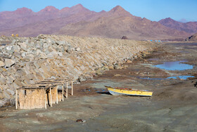 خشکشدن دریاچه، به افول صنعت گردشگری منطقه و از بین رفتن بخشی از کسبوکارهای وابسته انجامیده است.