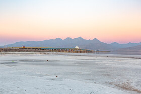 بخش اعظم دریاچه ارومیه به بستر نمکی تبدیل شده و تنها لکه‌هایی محدود از آب باقی مانده است؛ وضعیتی که از آن به‌عنوان یکی از جدی‌ترین بحران‌های زیست‌محیطی کشور در سال‌های اخیر یاد می‌شود.