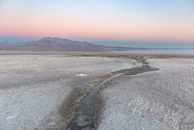 بخش اعظم دریاچه ارومیه به بستر نمکی تبدیل شده و تنها لکه‌هایی محدود از آب باقی مانده است؛ وضعیتی که از آن به‌عنوان یکی از جدی‌ترین بحران‌های زیست‌محیطی کشور در سال‌های اخیر یاد می‌شود.