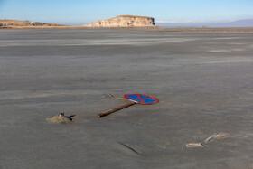 خشک‌شدن دریاچه ارومیه پیامدهای گسترده زیست‌محیطی از جمله افزایش طوفان‌های نمکی و ریزگردها، تغییر اقلیم محلی و کاهش تنوع گونه‌های گیاهی و جانوری را به همراه داشته است.