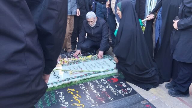 سردار قاآنی به مقام شهید سلیمانی ادای احترام کرد