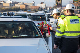 اهدا گل و شیرینی به رهگذران توسط پرسنل پلیس راهور در آیین افتتاحیه  پل امام علی(ع)