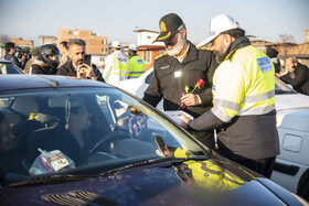 اهدا گل و شیرینی به رهگذران توسط پرسنل پلیس راهور در آیین افتتاحیه  پل امام علی(ع)