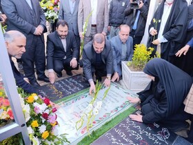 ادای احترام معاون وزیر دادگستری به مقام شهید حاج قاسم سلیمانی